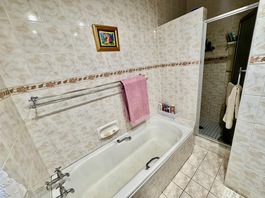 5 Bedroom Property for Sale in Baillie Park North West